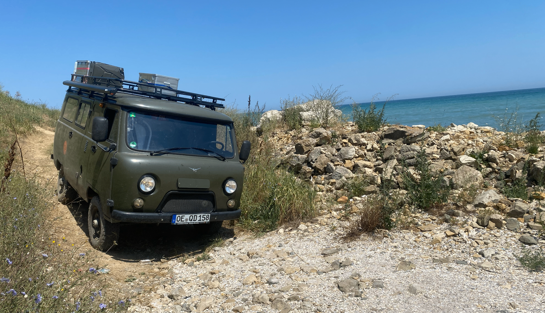UAZ Buchanka an einer felsigen Küste am Meer